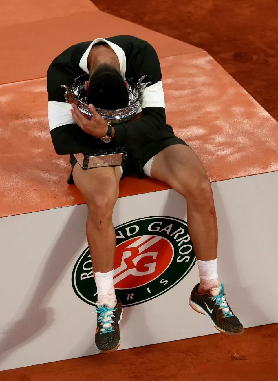 西班牙网球队逆转英国网球队，阿尔卡拉斯统治全场