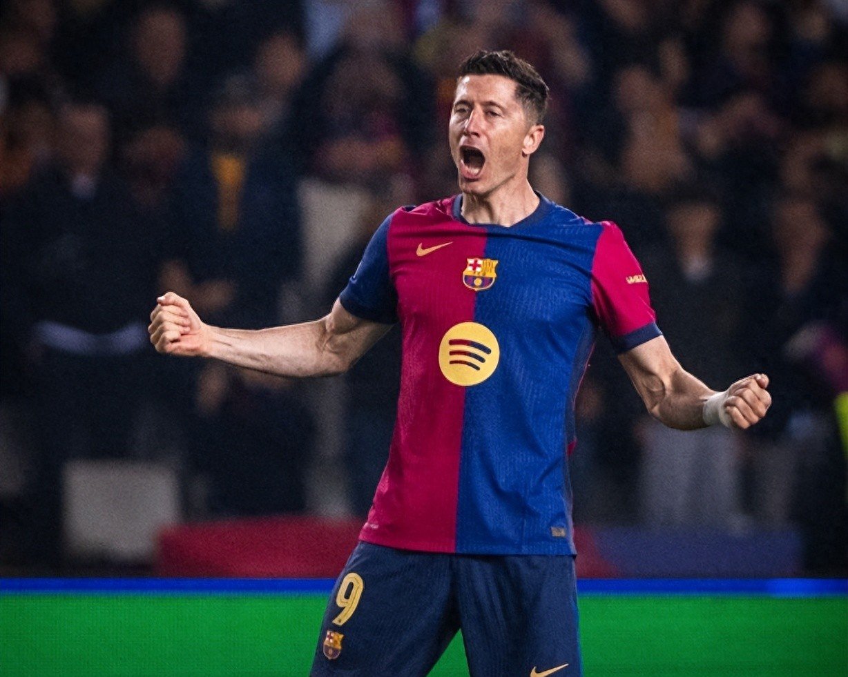 巴黎轻取巴萨，莱万高光表现