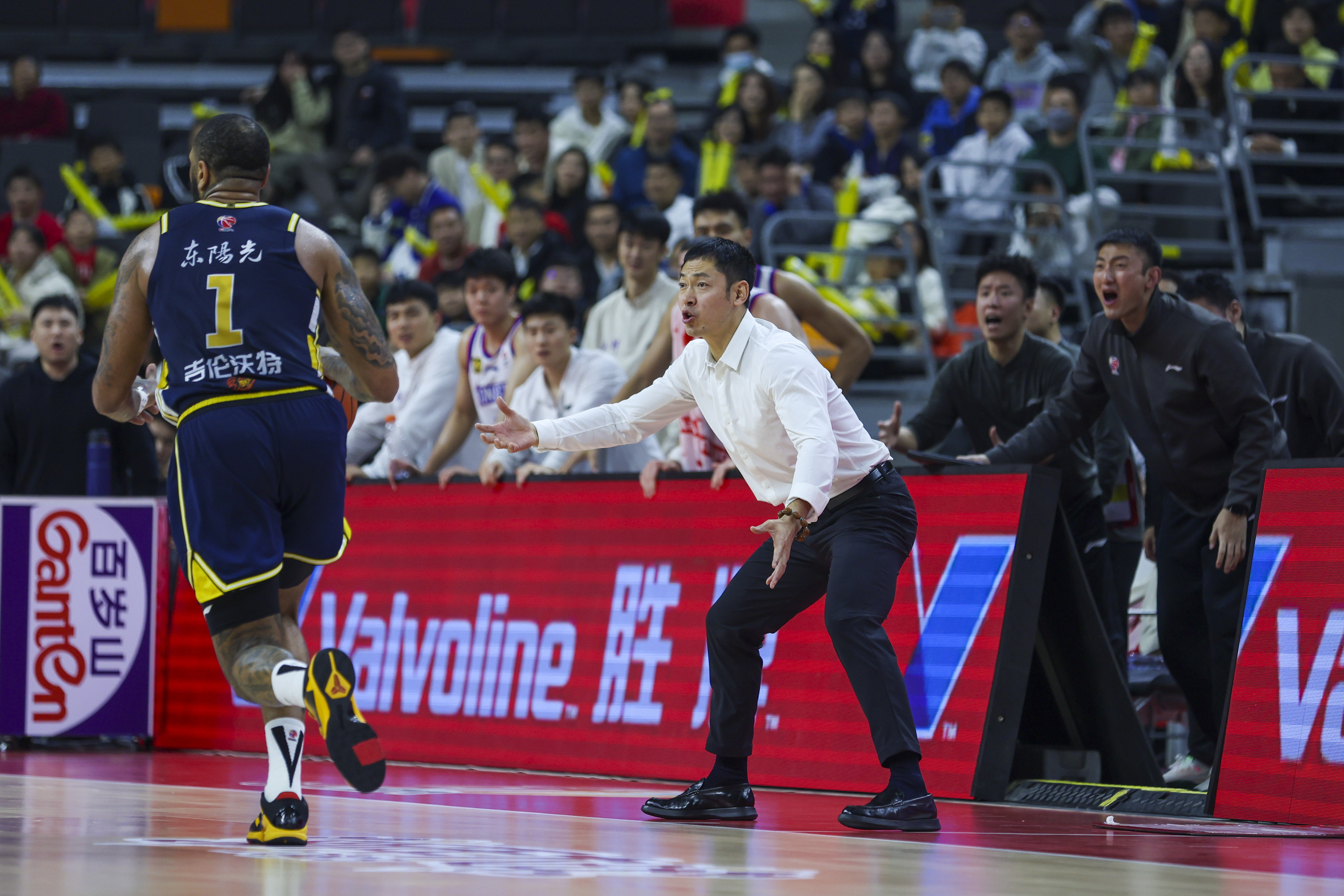 天津队横扫深圳队,东契奇统治全场 天津队横扫深圳队,东契奇统治全场