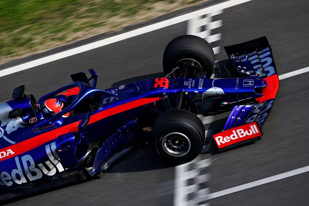 迈凯伦鏖战红牛二队，拉塞尔带队取胜