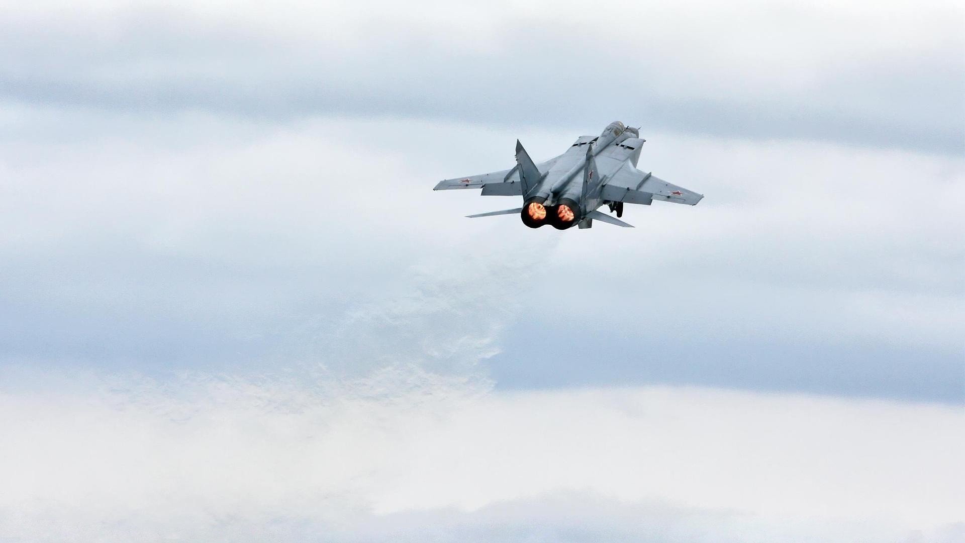 赛场之外的关键先生，詹姆斯如何用无形之手影响勇士击败76人